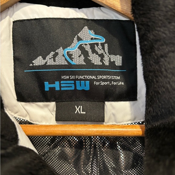 Women’s ski coat- NWOT bought for Utah last year and never wore. XL - Picture 5 of 6